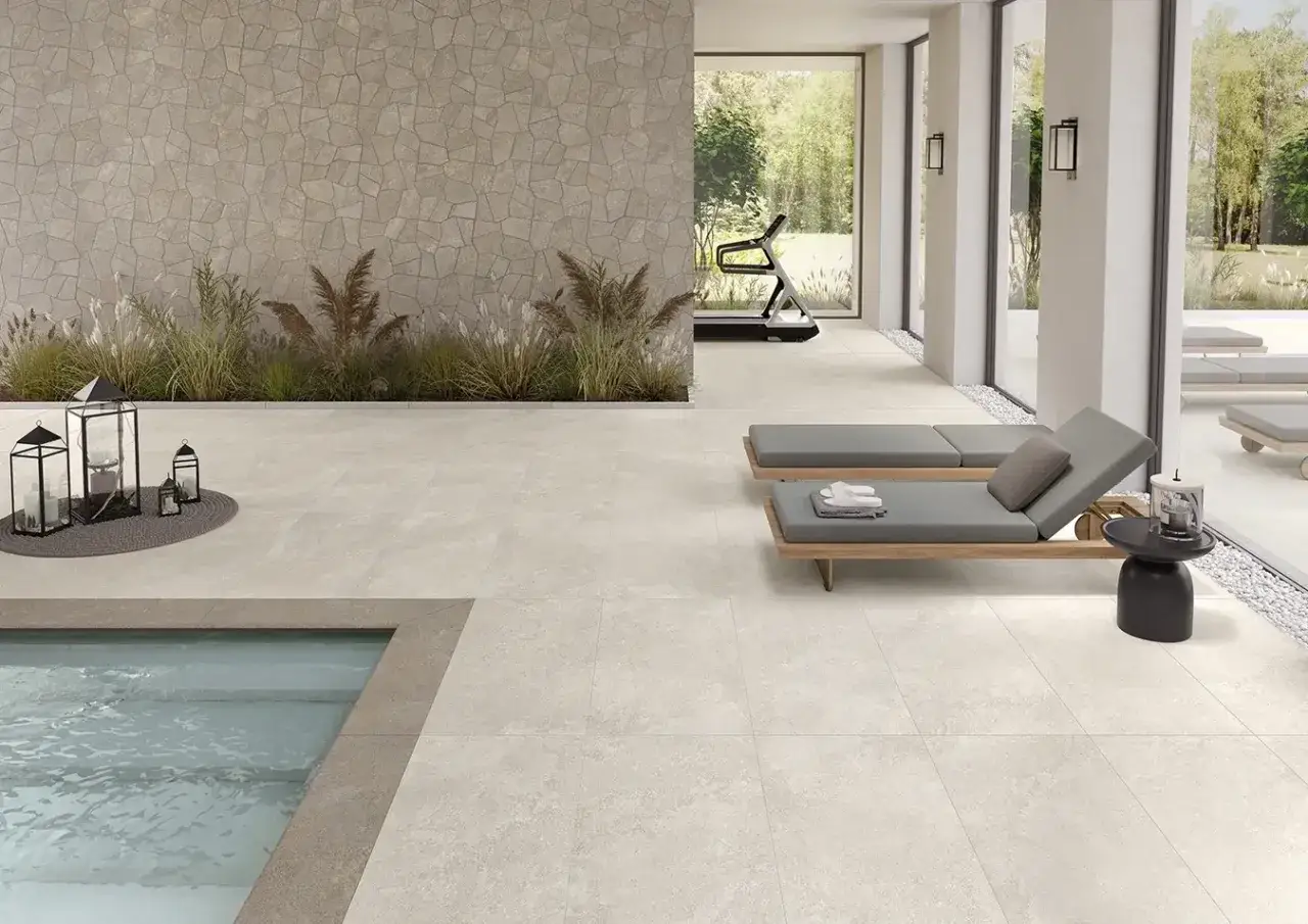 Modern spa with pool, treadmill, and lounge chairs on a light-colored **suelo gres**.