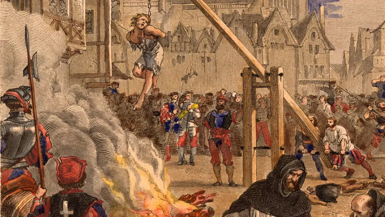 Eine grausame Szene der Inquisition: Eine Frau hängt am Galgen, während ein Feuer lodert. Die Hexenverfolgung fordert Opfer.
