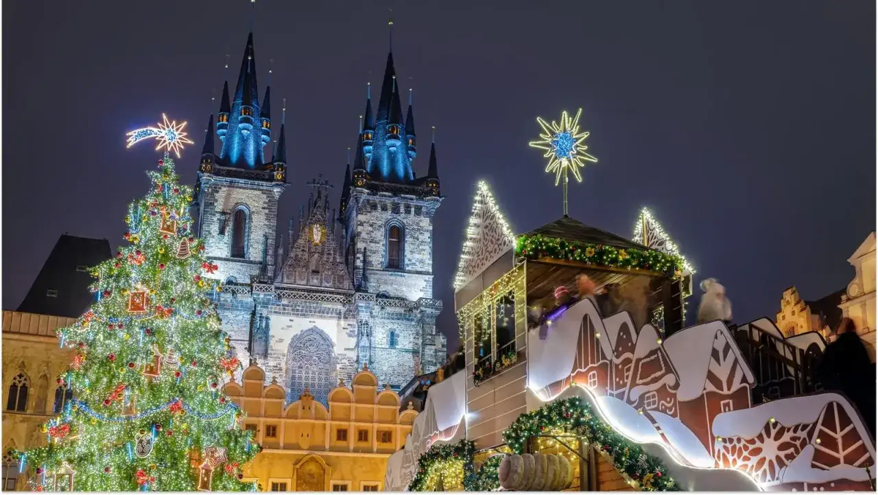 Magiczny jarmark bożonarodzeniowy Praga nocą. Choinka, iluminacje i zabytkowa architektura tworzą świąteczną atmosferę.