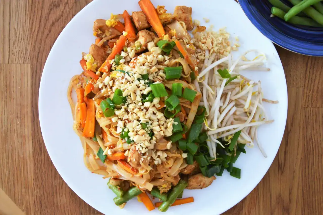 Gotowe danie Pad Thai z krewetkami i limonką