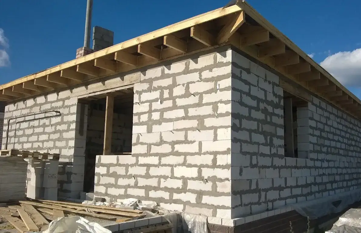przykłady ścian z betonu kom&oacute;rkowego, ceramiki poryzowanej, silikat&oacute;w