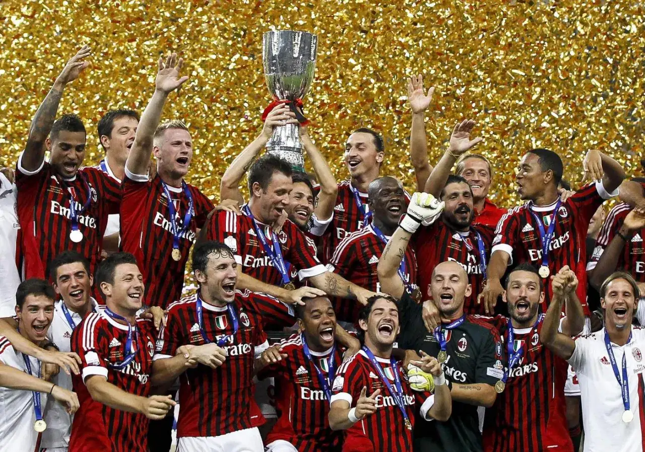 Piłkarze Milanu świętują z pucharem, przypominając, ile razy AC Milan wygrał Ligę Mistrzów.