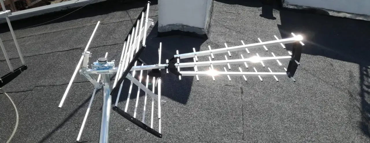Antena telewizyjna na dachu, gotowa do odbioru sygnału naziemnego.
