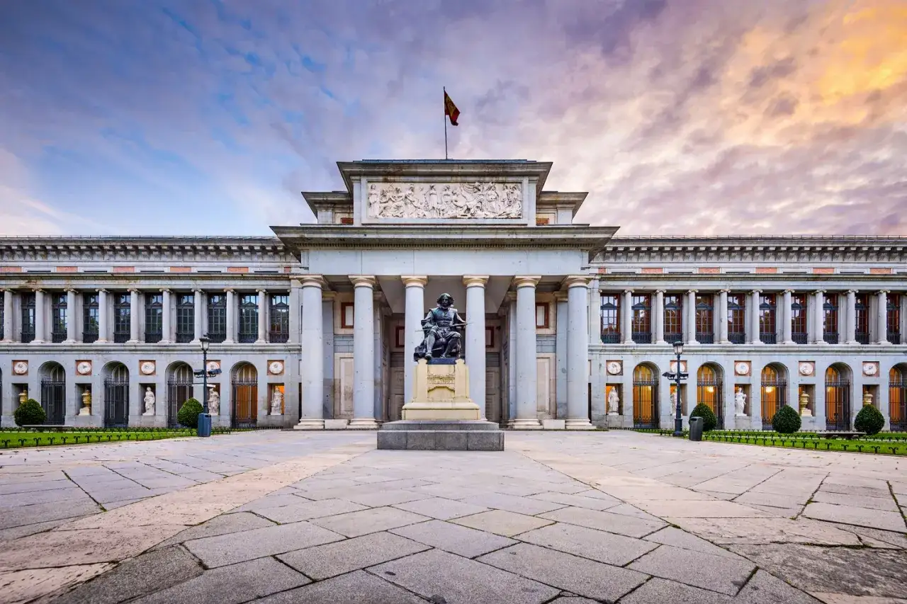 Museo del Prado, un must per chi visita Madrid in 3 giorni. Statua di Velázquez in primo piano.