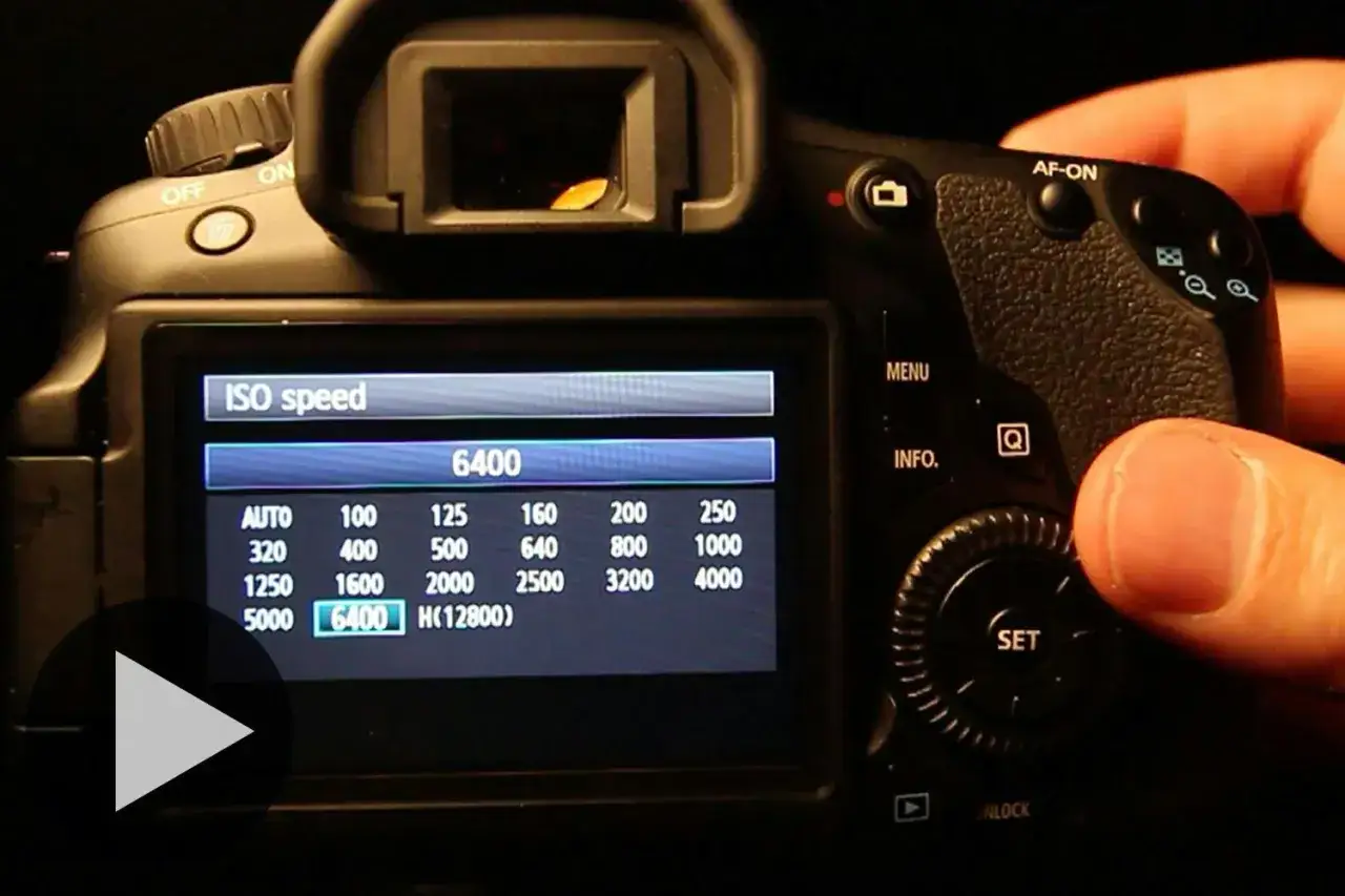 En kamera visar inst&auml;llningen f&ouml;r ISO speed. 6400 &auml;r markerat, vilket visar hur h&ouml;gt iso betyder f&ouml;r bildkvalitet.
