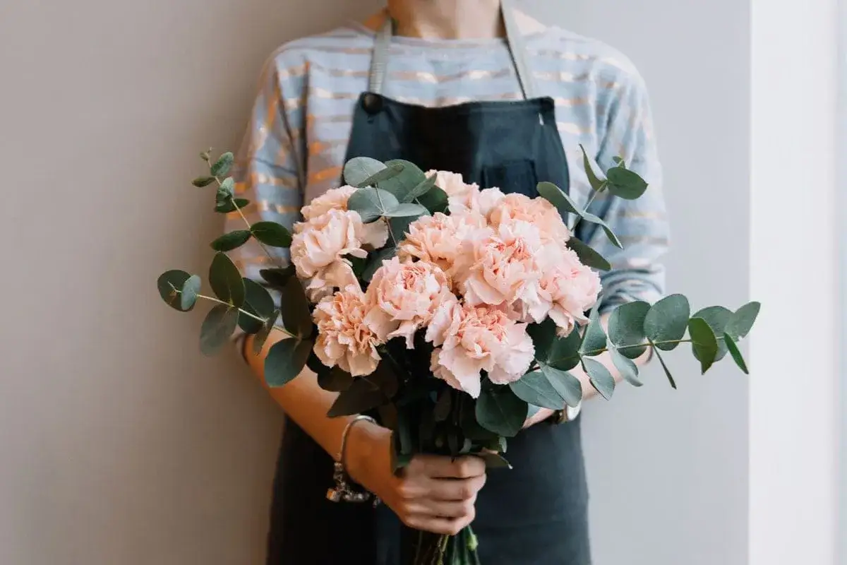 En bukett med ljusrosa nejlikor och eukalyptus. Perfekt f&ouml;r dig som vill odla nejlika snittblomma f&ouml;r att skapa egna blomsterarrangemang.