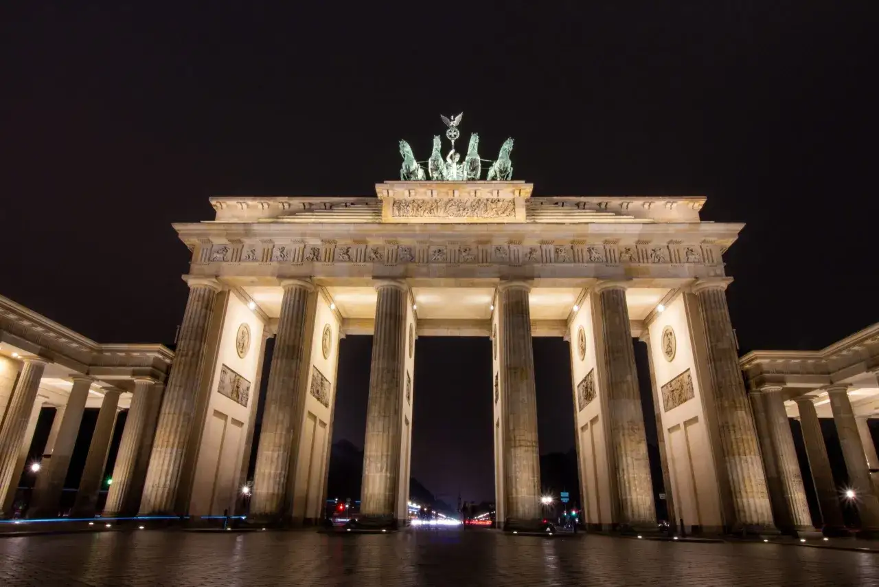 Brama Brandenburska nocą, symbol Berlina. Idealne miejsce, by zacząć zwiedzanie tego fascynującego miasta.
