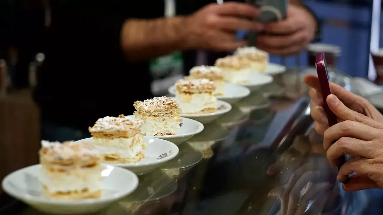 Deliciosos dulces t&iacute;picos de Soria, en hilera, listos para ser fotografiados y disfrutados.