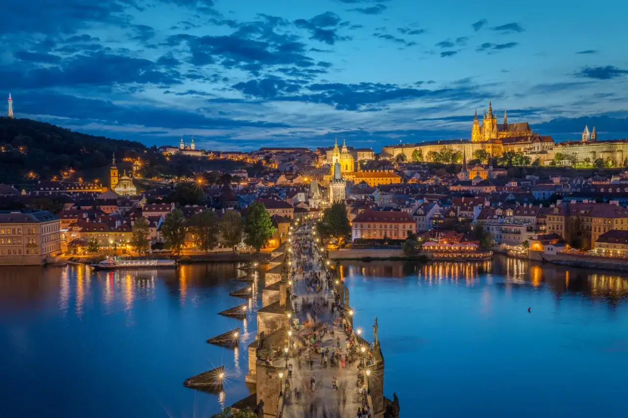 Spacerem po Moście Karola, podziwiając oświetloną panoramę Pragi. Wiele miejsc, co zobaczyć w Pradze za darmo, czeka na odkrycie!