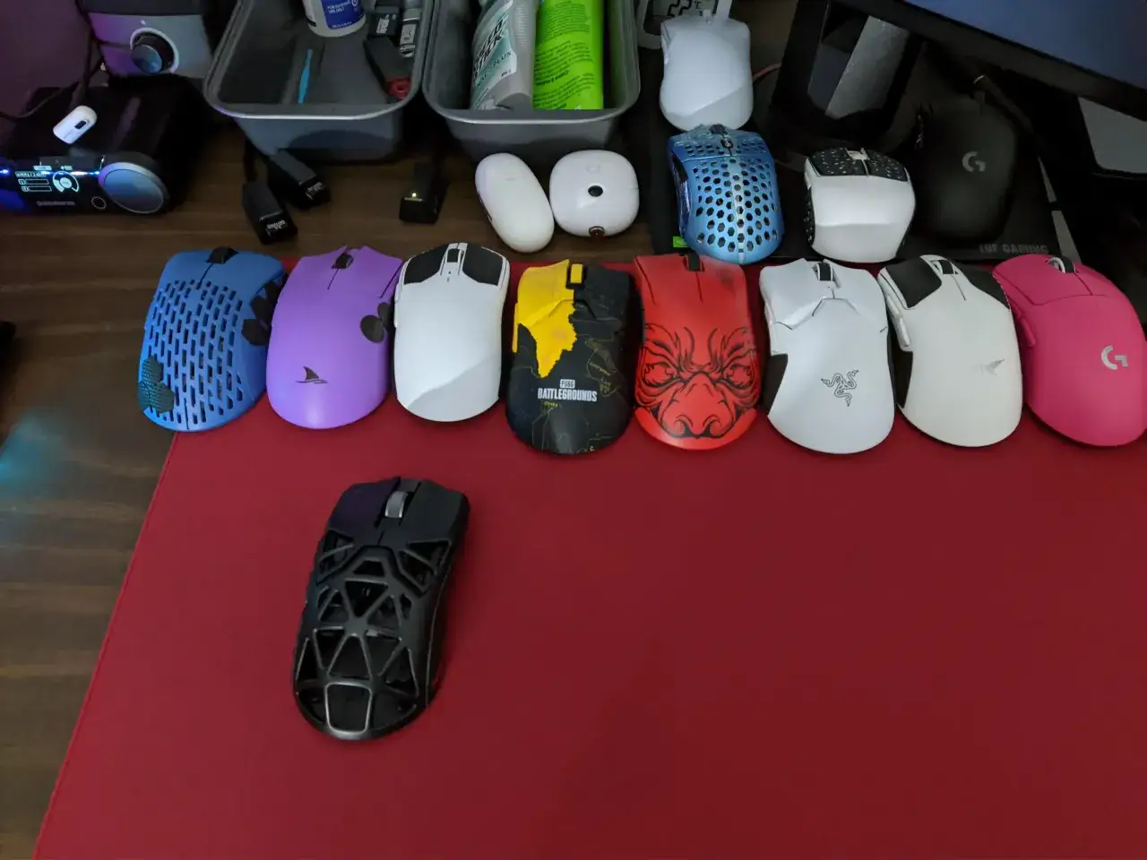 Eine Sammlung von Gaming-Mäusen in verschiedenen Farben und Designs, bereit für den Wettkampf. Die Wahl der richtigen Maus mit hoher USB-Polling-Rate ist entscheidend für schnelle Reaktionen.