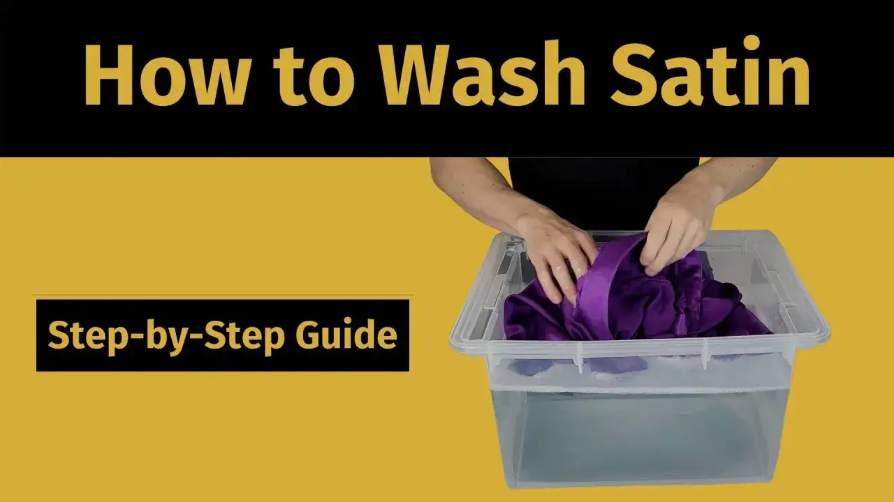 H&auml;nde waschen lila Satin in einer Wanne mit Wasser. Schritt-f&uuml;r-Schritt-Anleitung, wie man Satin w&auml;scht.