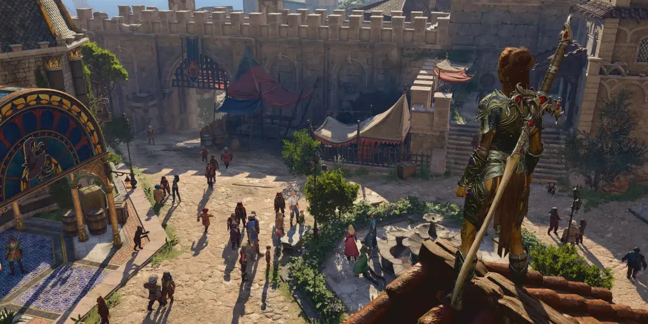 Postać w zbroi z mieczem na plecach obserwuje tętniący życiem rynek w Baldur's Gate.