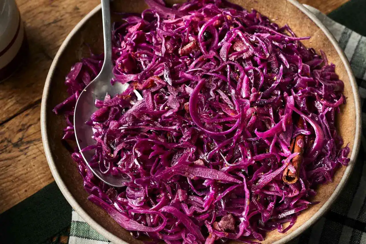Un plat de chou rouge recette, finement cisel&eacute; et cuit, servi dans un bol en bois avec une cuill&egrave;re.