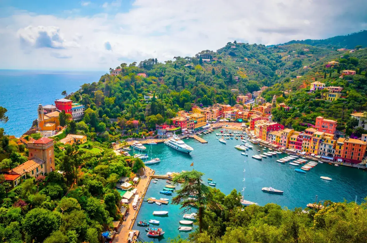 Malowniczy widok na zatokę z kolorowymi domami i łodziami, gdzie leży Portofino. Włoska Riviera w pełnej krasie.