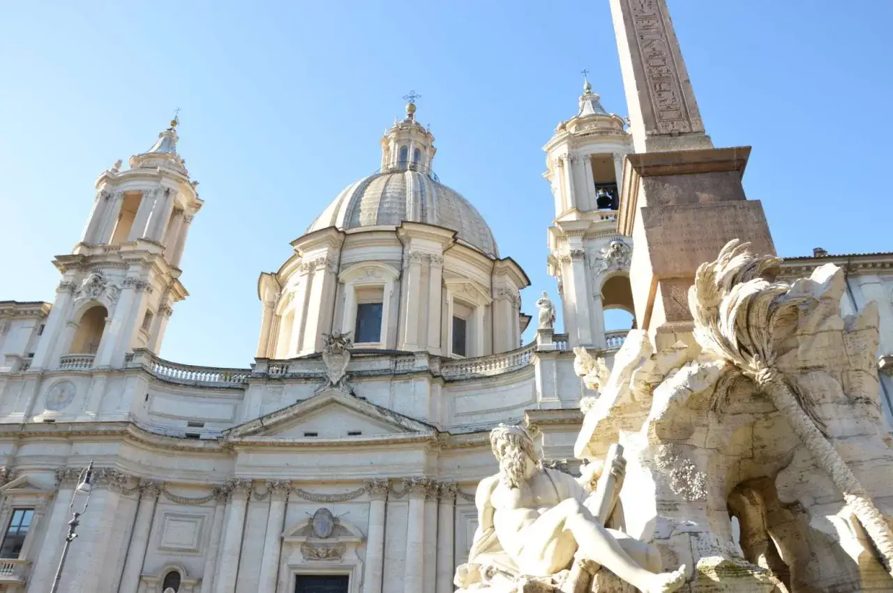 Fontana dei Quattro Fiumi e la chiesa di Sant'Agnese in Agone, capolavori barocchi nella splendida piazza Navona.