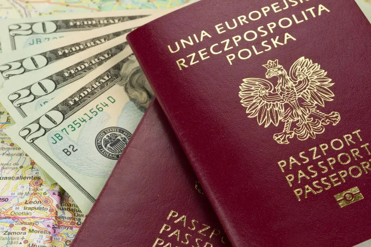Polskie paszporty i dolary na mapie. Planujesz podróż? Sprawdź, czy do Australii potrzebna jest wiza.