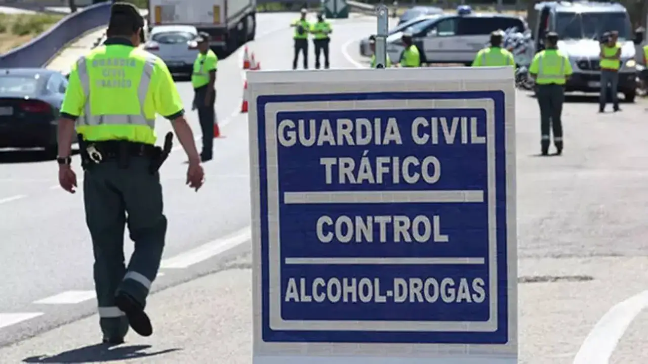Guardia Civil realiza control de alcohol y drogas en carretera. Evita ser un conductor bajo los efectos del alcohol.