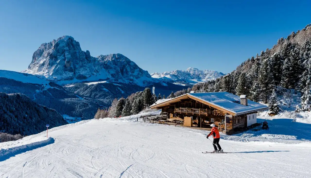Narciarz na stoku w Dolomitach, Włochy. Gdzie szukać takich widoków? Na pewno tutaj!