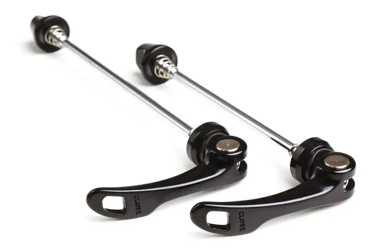 Zwei Fahrrad-Schnellspanner mit schwarzen Hebeln und silbernen Achsen. Sie sind eine Alternative zur Steckachse f&uuml;r schnellen Radwechsel.