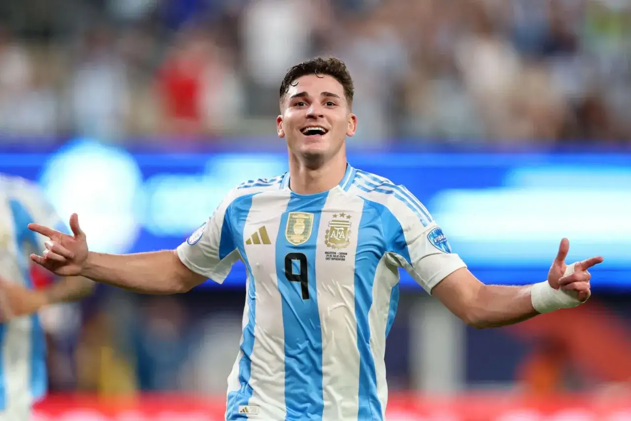 Julian Alvarez, napastnik Argentyny, cieszy się z gola.