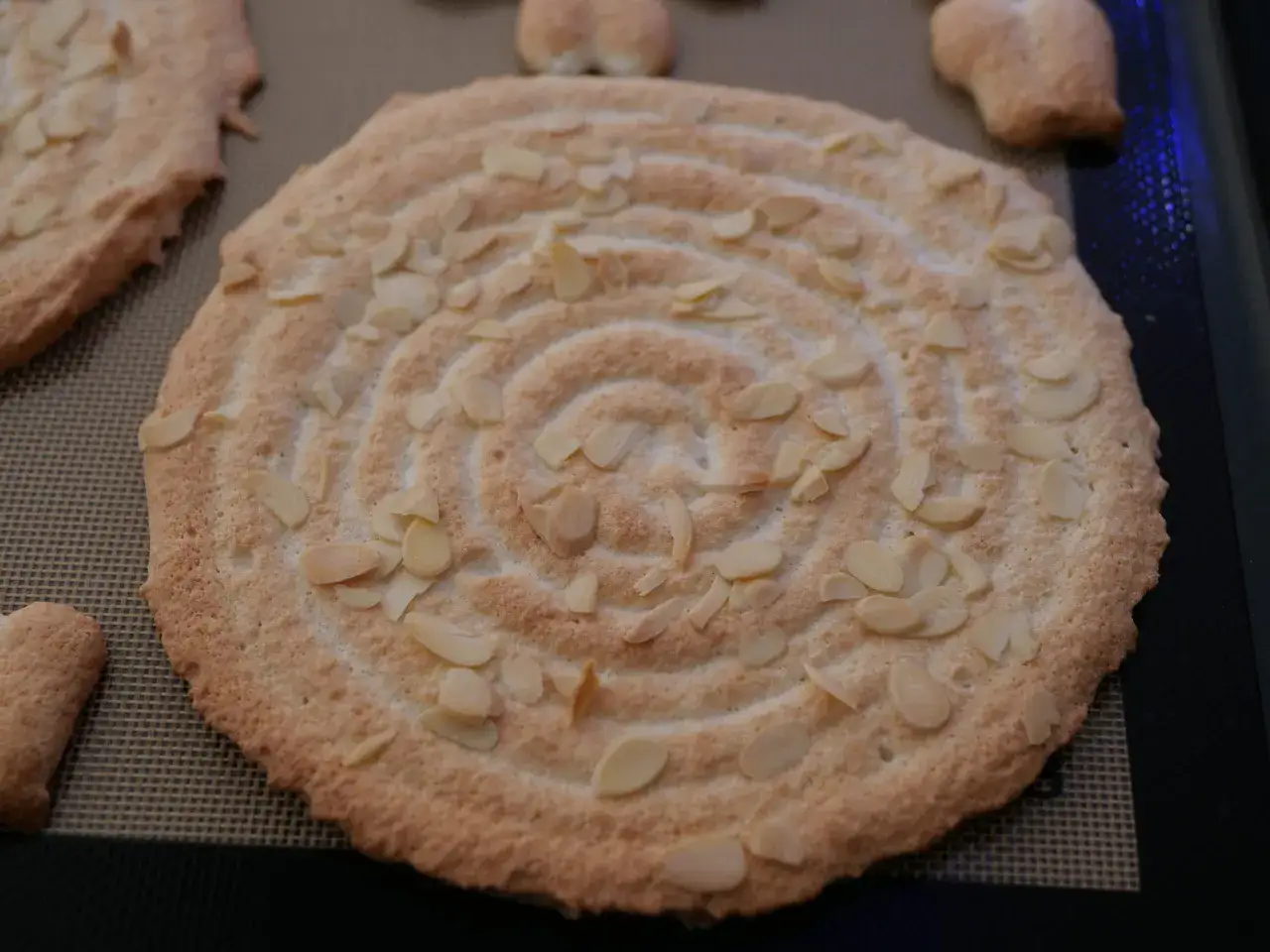 Une dacquoise, légère et aérienne, garnie d'amandes effilées, prête à être dégustée.