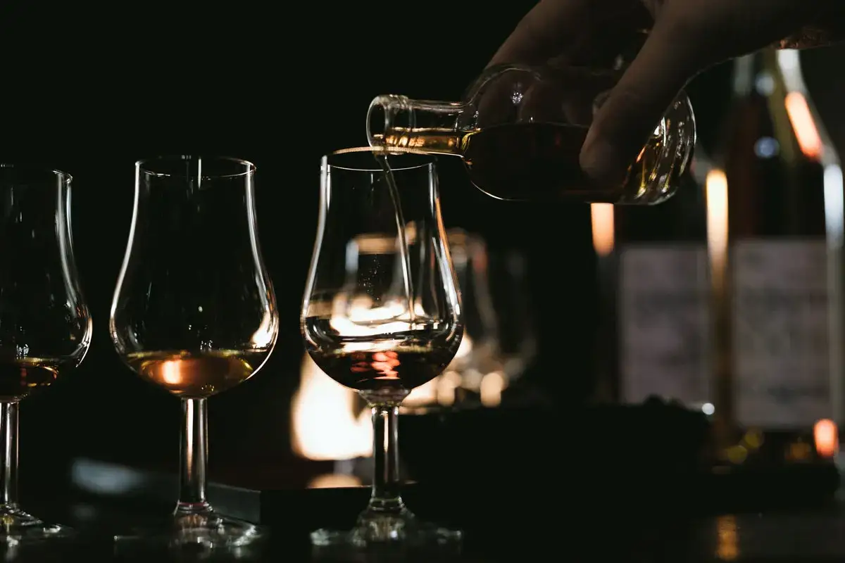 Ein Cognac-Glas wird gefüllt. Die VSOP Bedeutung wird hier durch das Verkosten von edlem Weinbrand erlebbar.