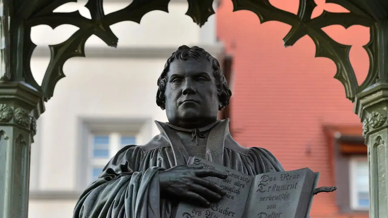 Martin Luther Statue, holding the Bible. Seine Bedeutung für die Reformation ist unermesslich.