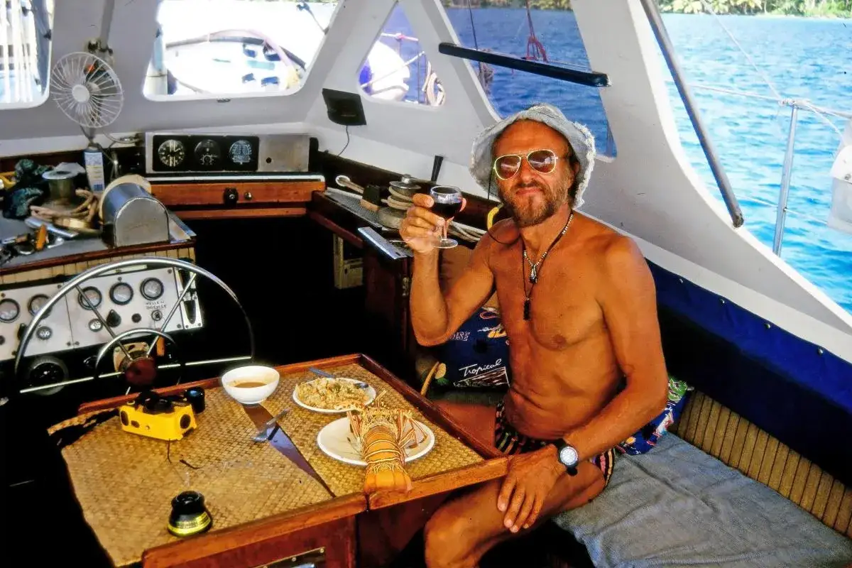 Gangerl Clemens genie&szlig;t ein Glas Rotwein und Hummer an Bord seines Bootes.