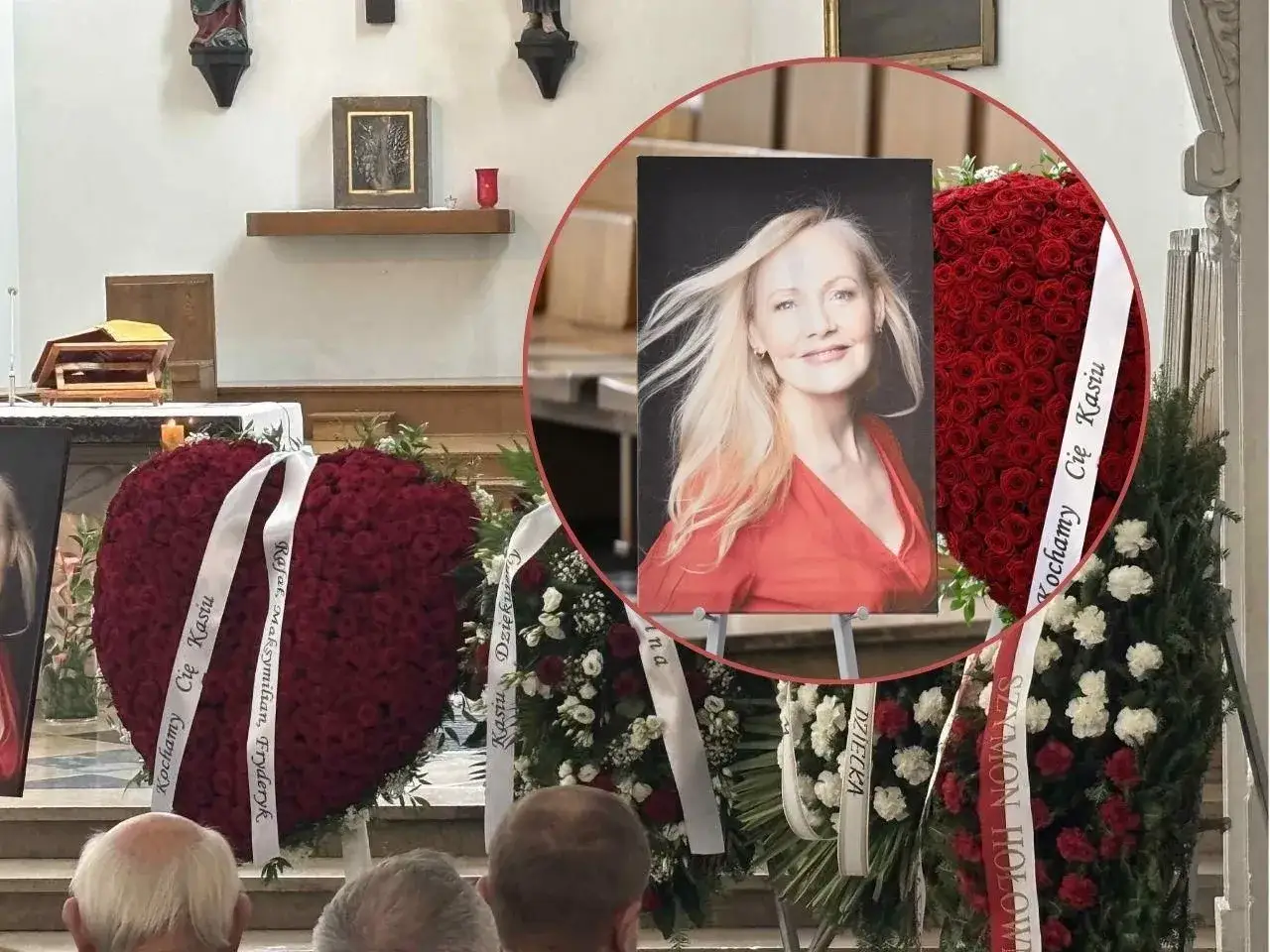 Katarzyna Stoparczyk i jej mąż pożegnali się z bliskimi. Wieniec w kształcie serca z czerwonych róż i portret zmarłej.