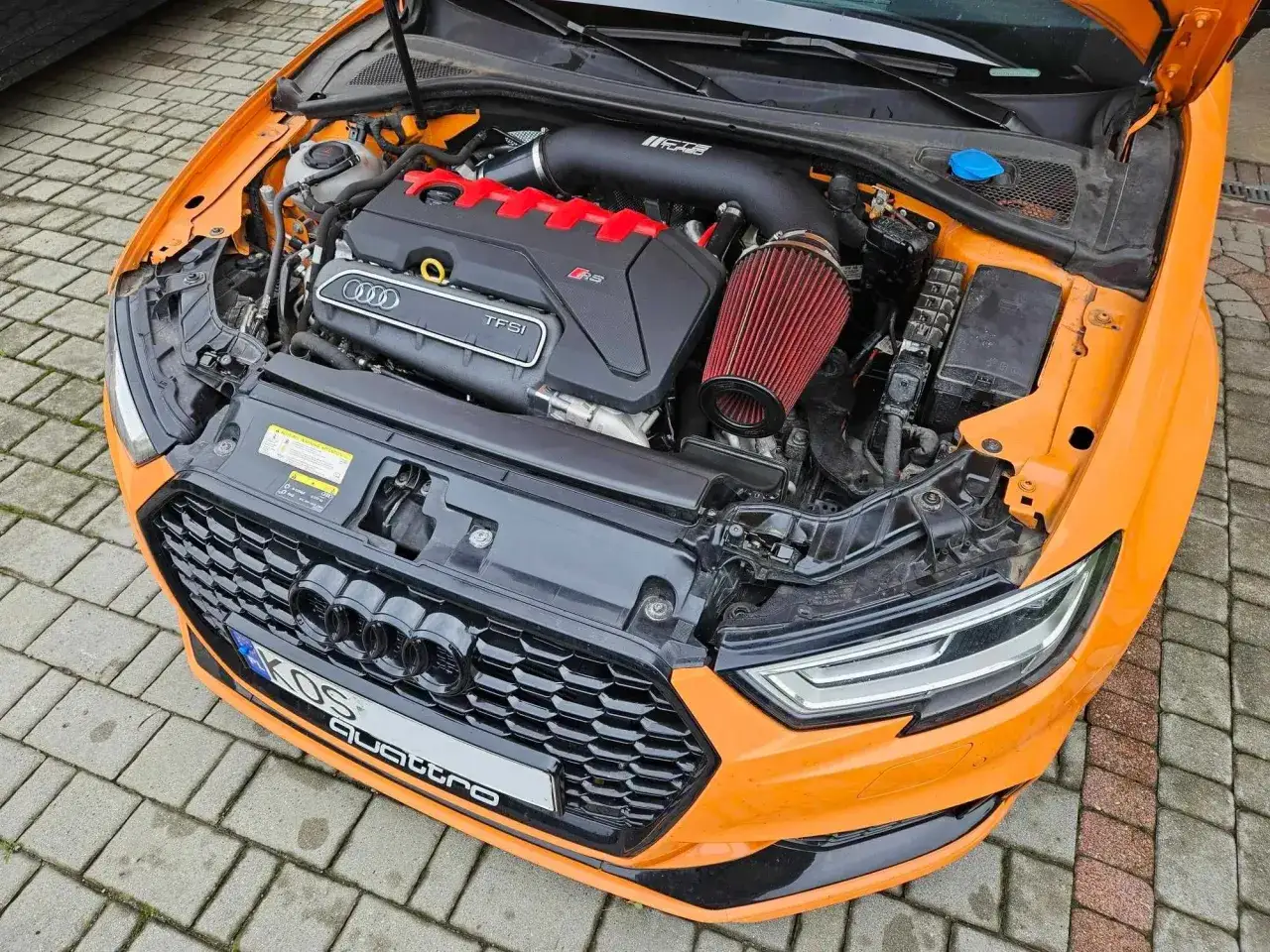 Silnik TFSI z czerwonymi elementami i filtrem stożkowym w pomarańczowym Audi p1602.