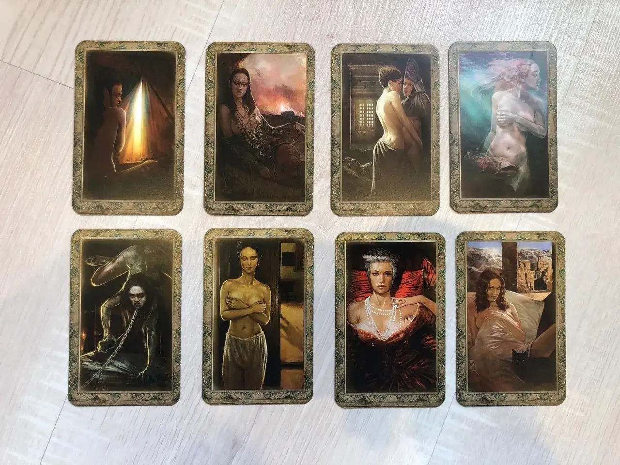 Osiem kart z gry Wiedźmin 1, przedstawiających mroczne, fantastyczne sceny z postaciami.