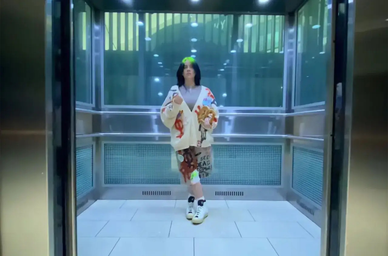 Billie Eilish w windzie, w stylizacji z teledysku 