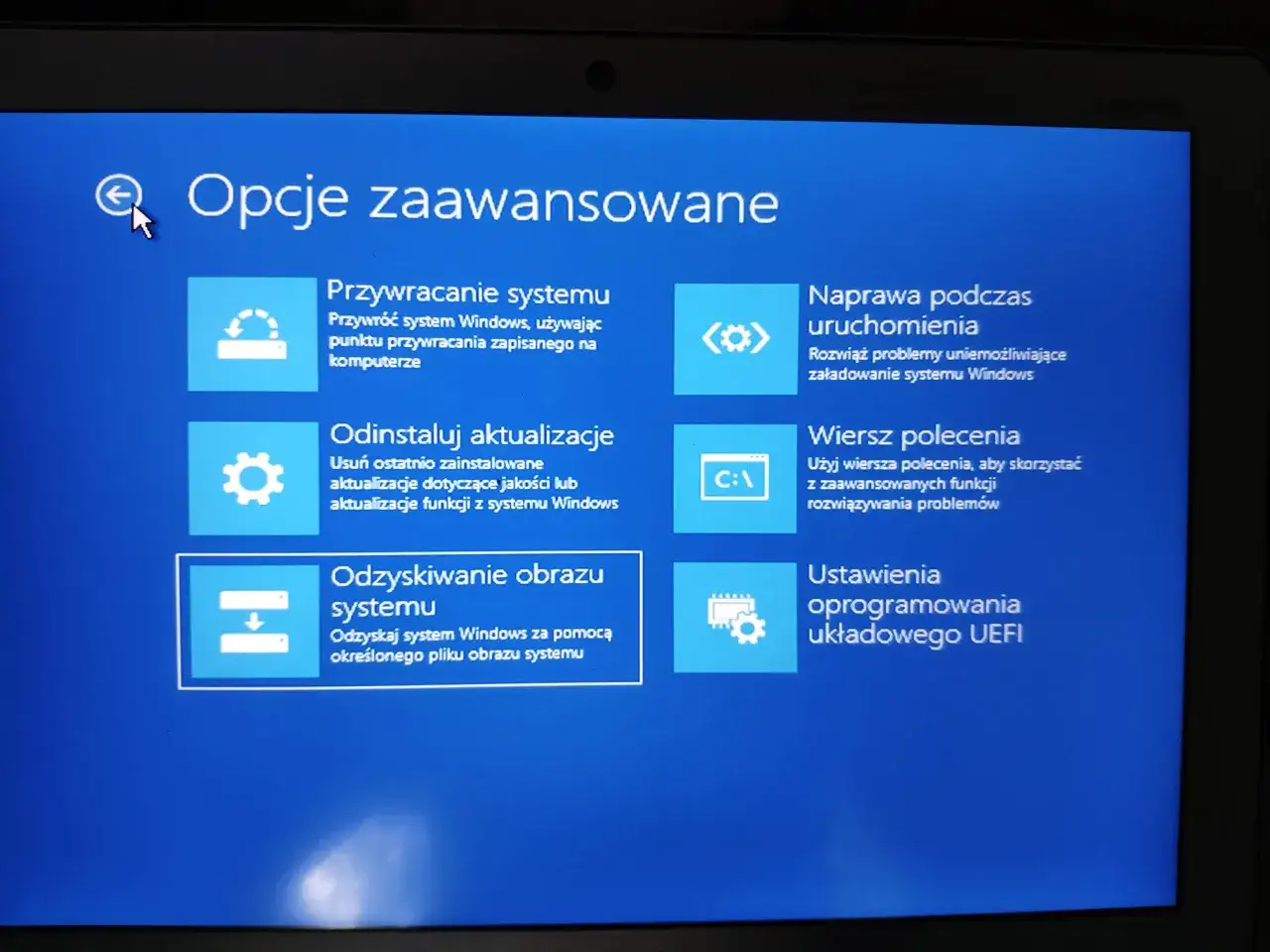 Zaawansowane opcje systemu Windows, w tym przywracanie, odinstalowanie aktualizacji, odzyskiwanie obrazu systemu, naprawa podczas uruchomienia, wiersz polecenia i ustawienia UEFI. Narzędzie dism może pomóc w naprawie.