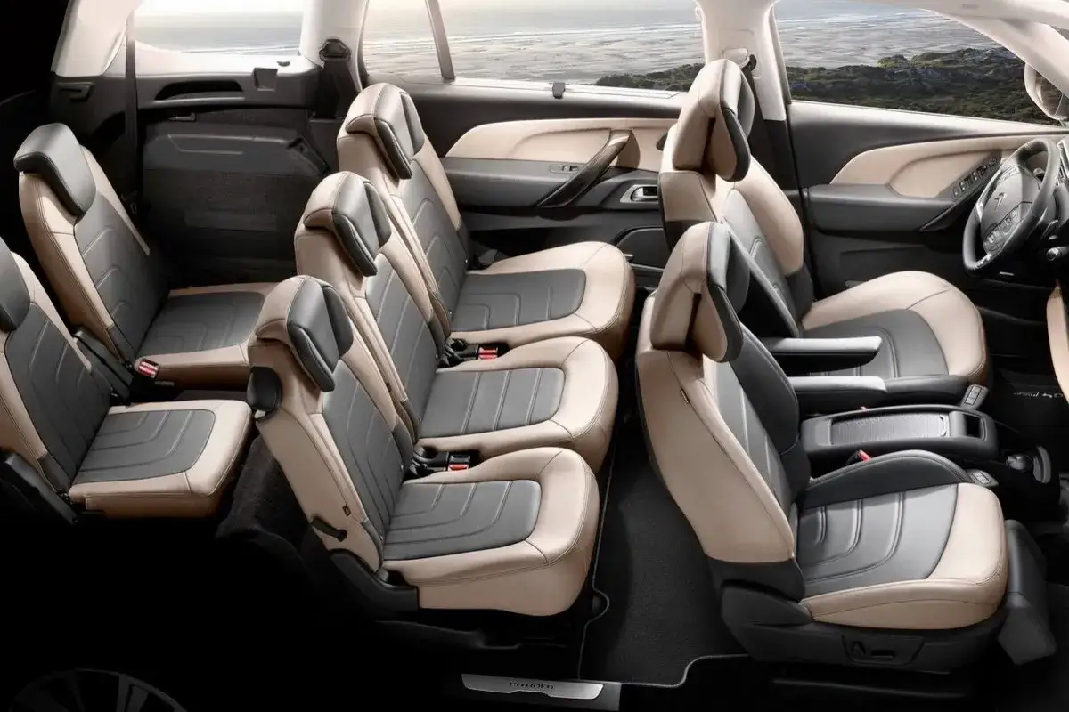 Wnętrze Citroen Grand Picasso z wygodnymi, dwukolorowymi siedzeniami. Idealne na rodzinne podróże.