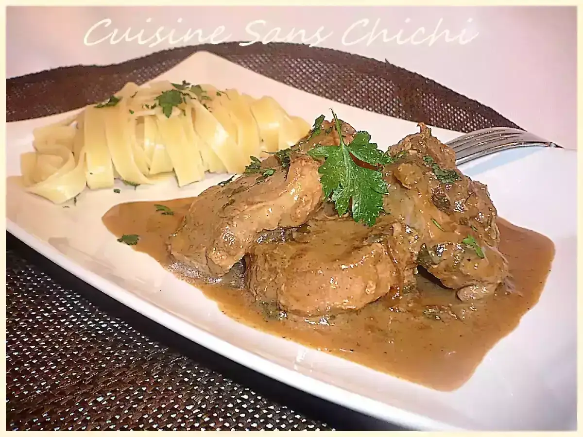 Délicieux filet mignon de porc en sauce, servi avec des pâtes fraîches. Une recette simple et savoureuse pour un repas réconfortant.