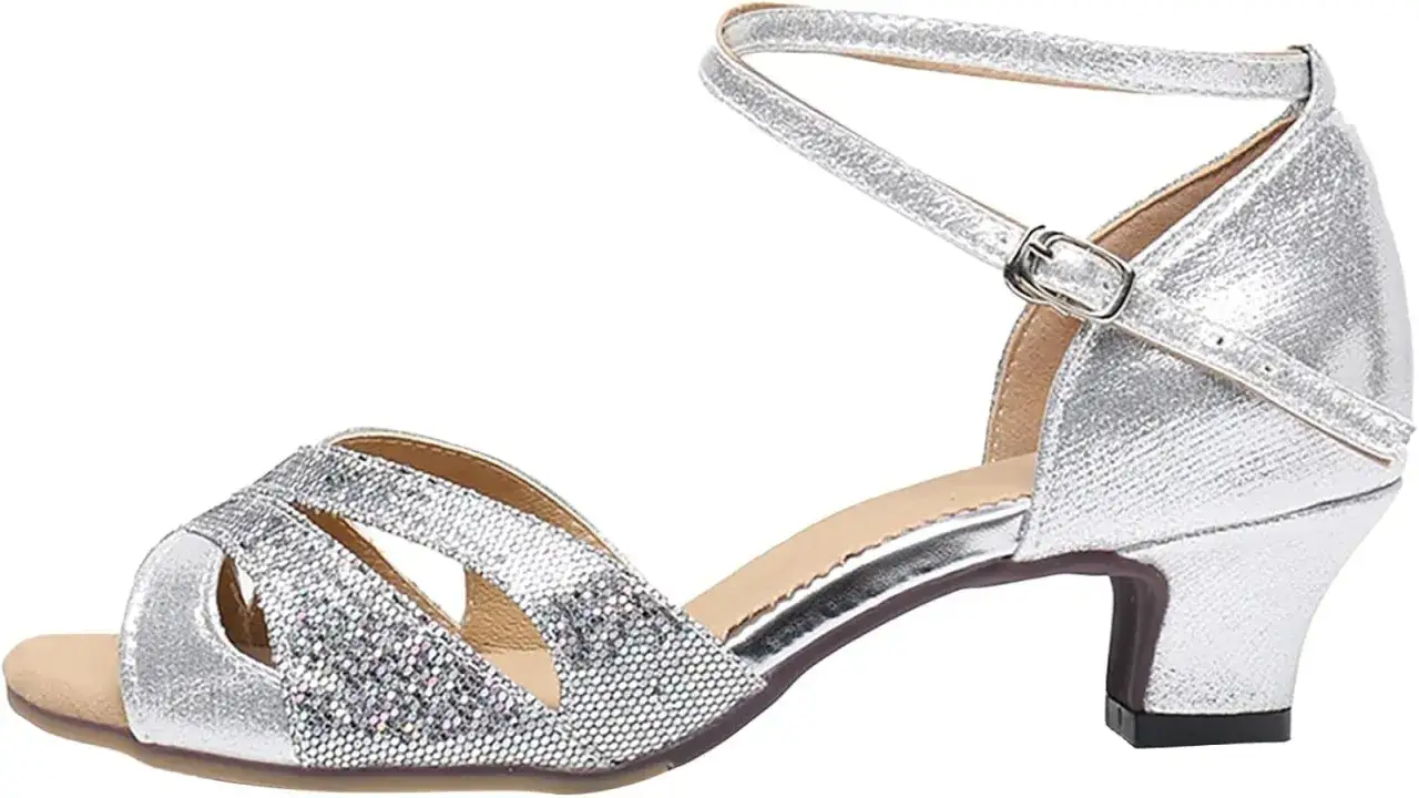 Sandali argento con strass scintillanti, perfetti per un ballo scintillante.