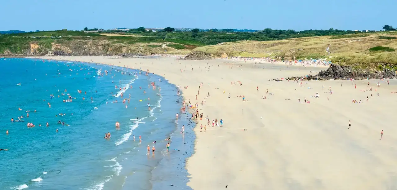 Plage anim&eacute;e pr&egrave;s de Brest, baigneurs et surfeurs profitent du soleil. Une belle promenade bord de mer.