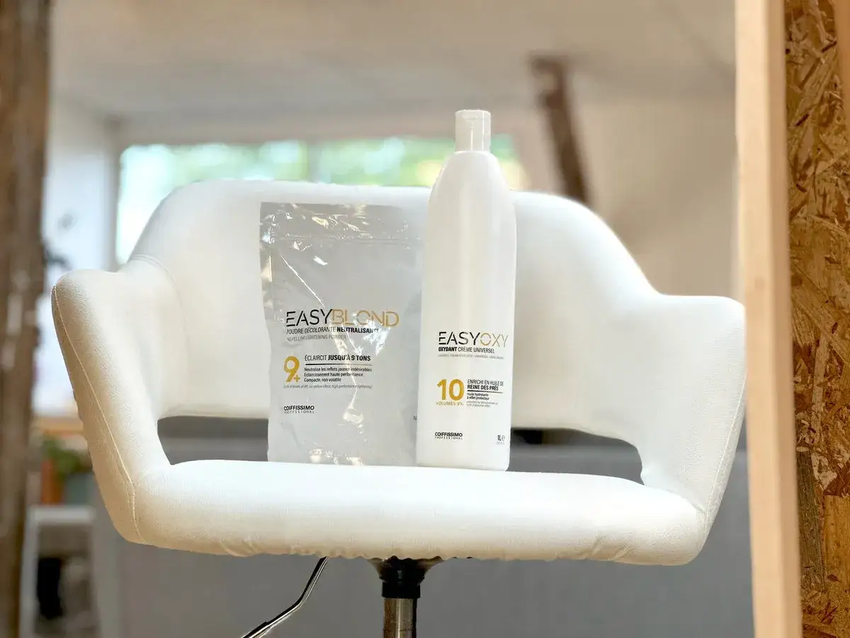 Poudre d&eacute;colorante et oxydant 30 volumes pour un &eacute;claircissement jusqu'&agrave; 9 tons. Le duo parfait pour des transformations capillaires audacieuses.