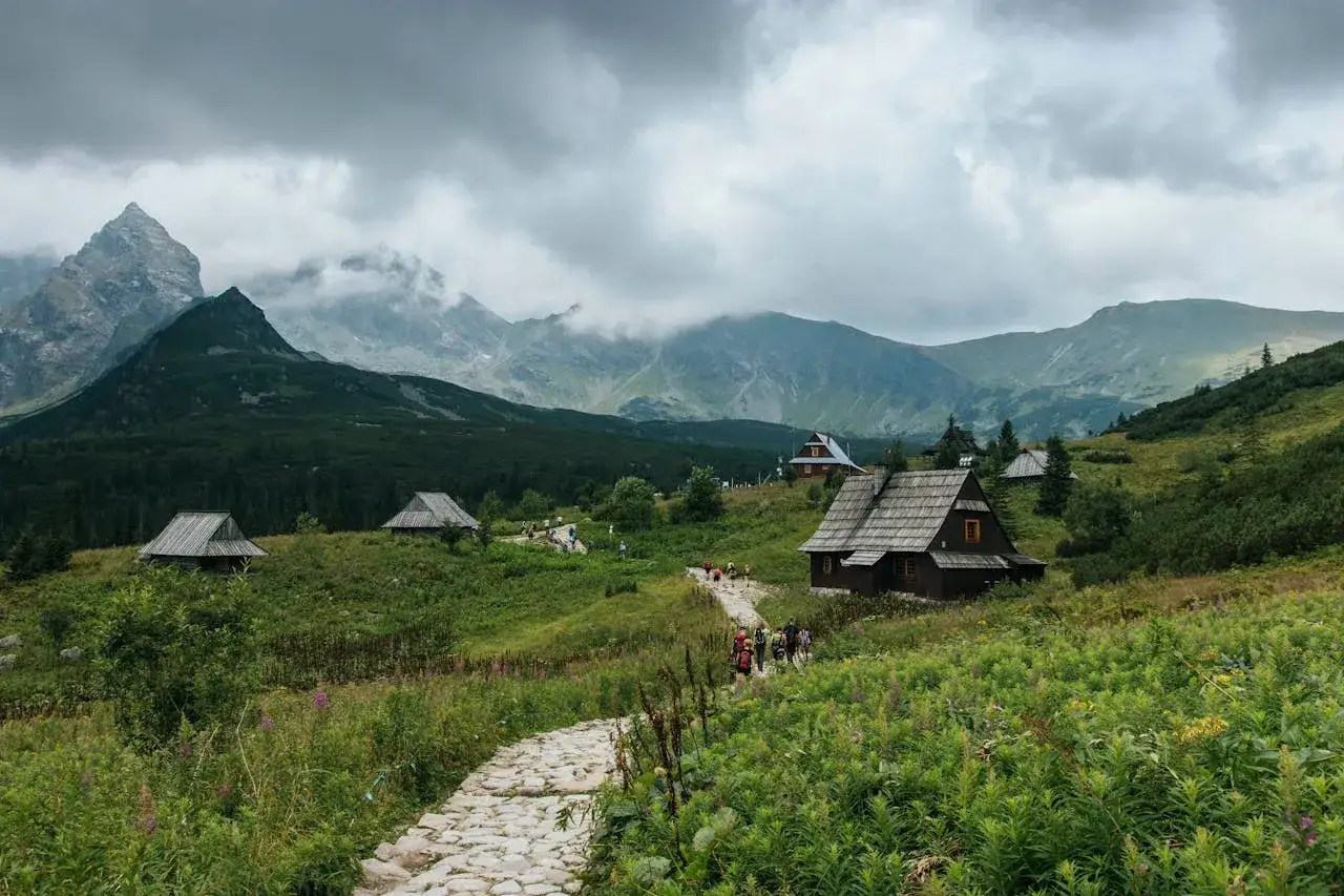 Kamienne ścieżki i drewniane chaty w Tatrach. Idealne tatry atrakcje dla leniwych, gdzie można podziwiać majestatyczne szczyty bez wysiłku.