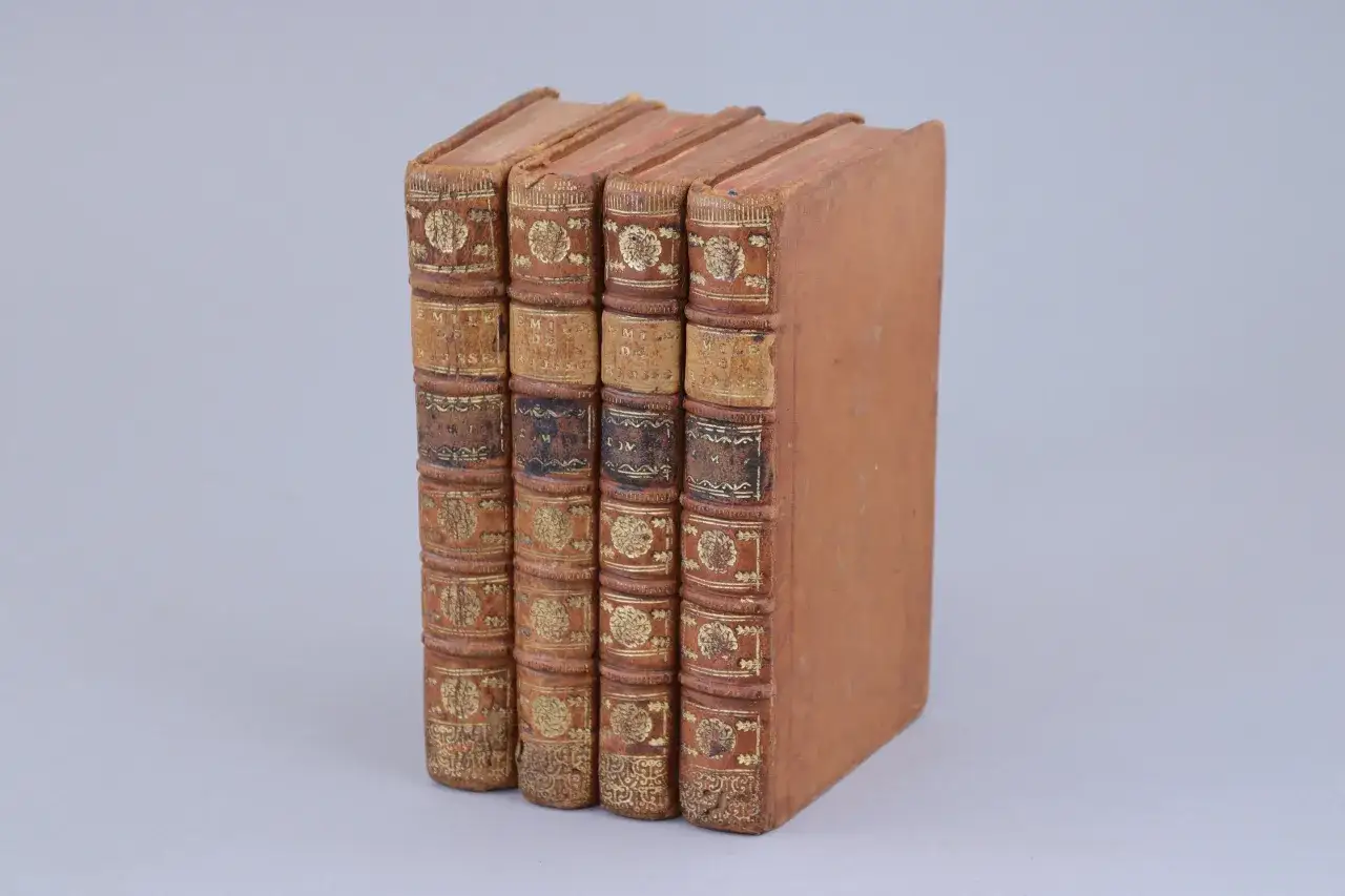 Ensemble de quatre volumes reliés cuir, dorés, portant l'inscription