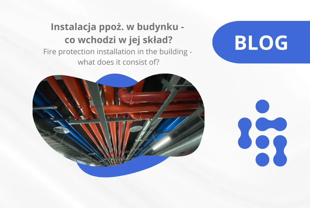 Instalacja ppoż. w budynku - czerwone i niebieskie rury tworzą system ochrony przeciwpożarowej.
