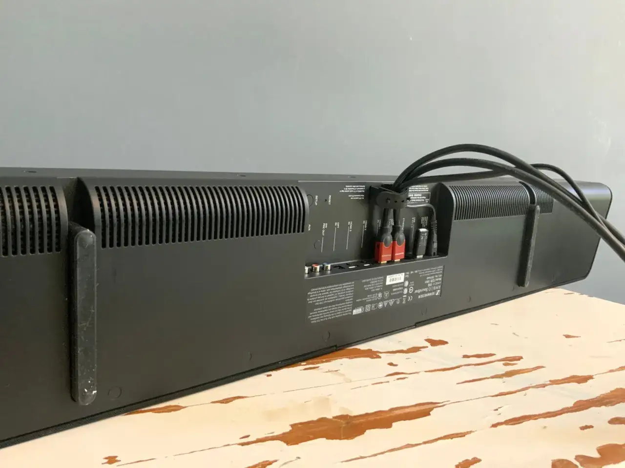 Złącza soundbara Sennheiser. Dowiedz się, co to **hdmi arc co to** i jak podłączyć sprzęt audio.