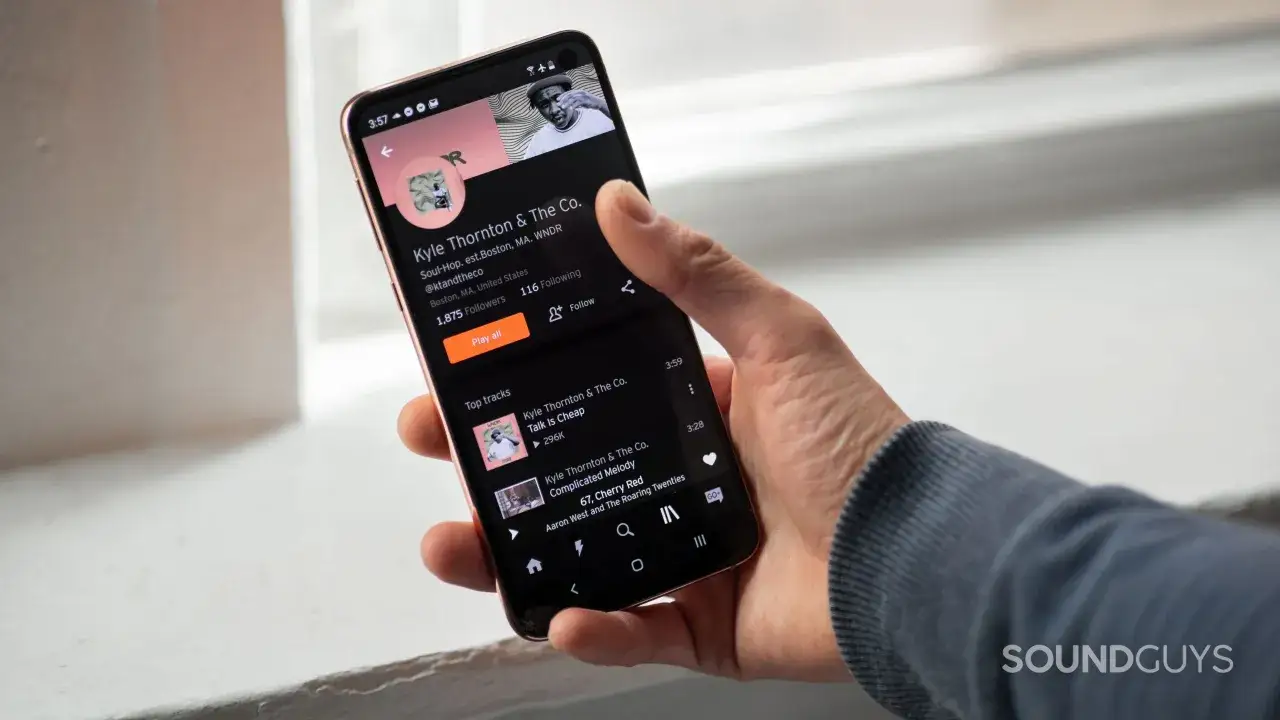 Ein Handy zeigt die SoundCloud-Seite von Kyle Thornton & The Co. mit Top-Tracks. Das ist wie ein pers&ouml;nliches 