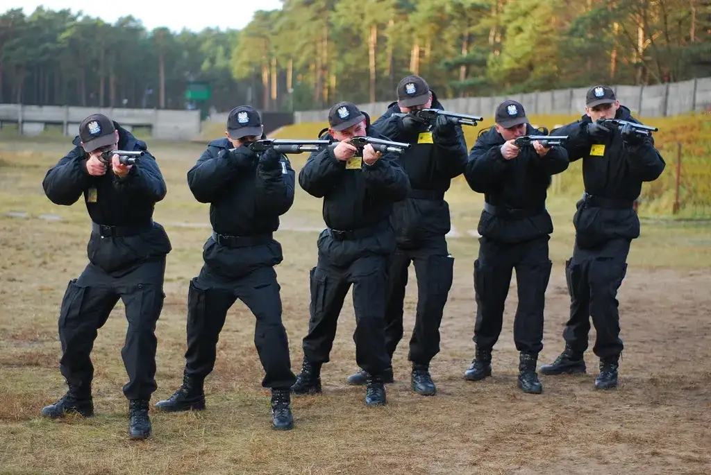 szkolenia policyjne, policjant w akcji