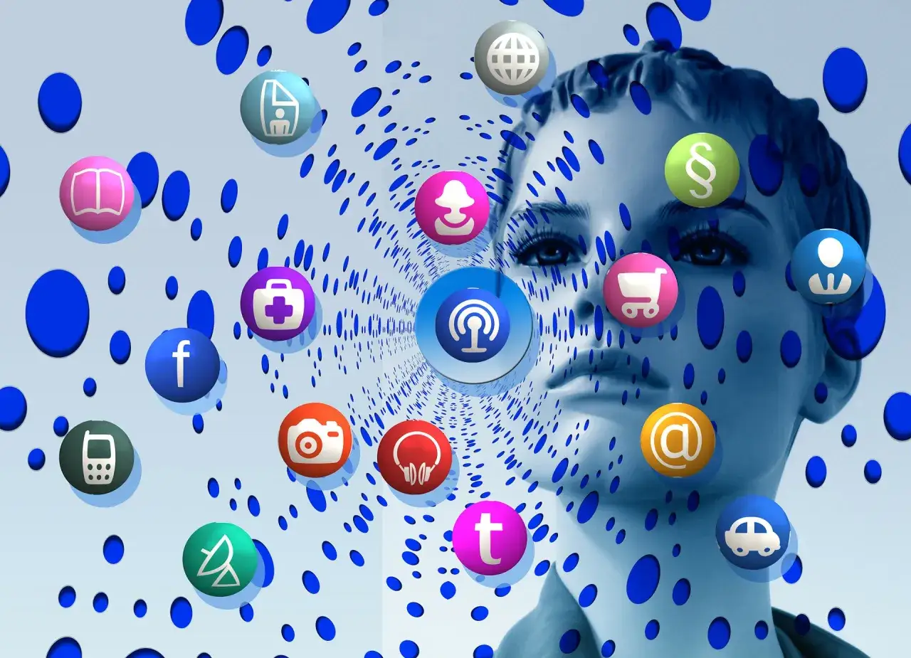 Gesicht einer Frau umgeben von bunten Icons, die die digitale Bedeutung von Kommunikation, Information und Handel symbolisieren.