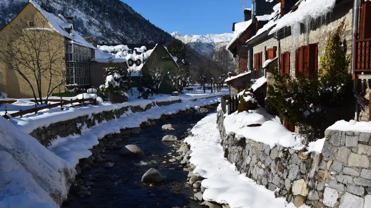 Un río helado atraviesa este pintoresco pueblo, el pueblo más frío de España, cubierto de nieve y con casas de piedra.
