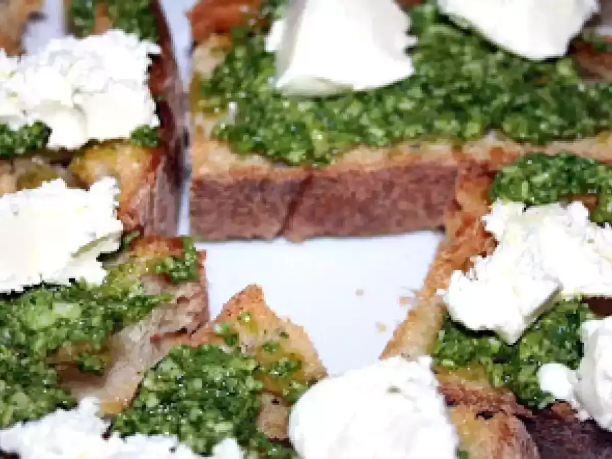 Bruschette croccanti con pesto di rucola e formaggio fresco. Un antipasto saporito e colorato, perfetto per ogni occasione.