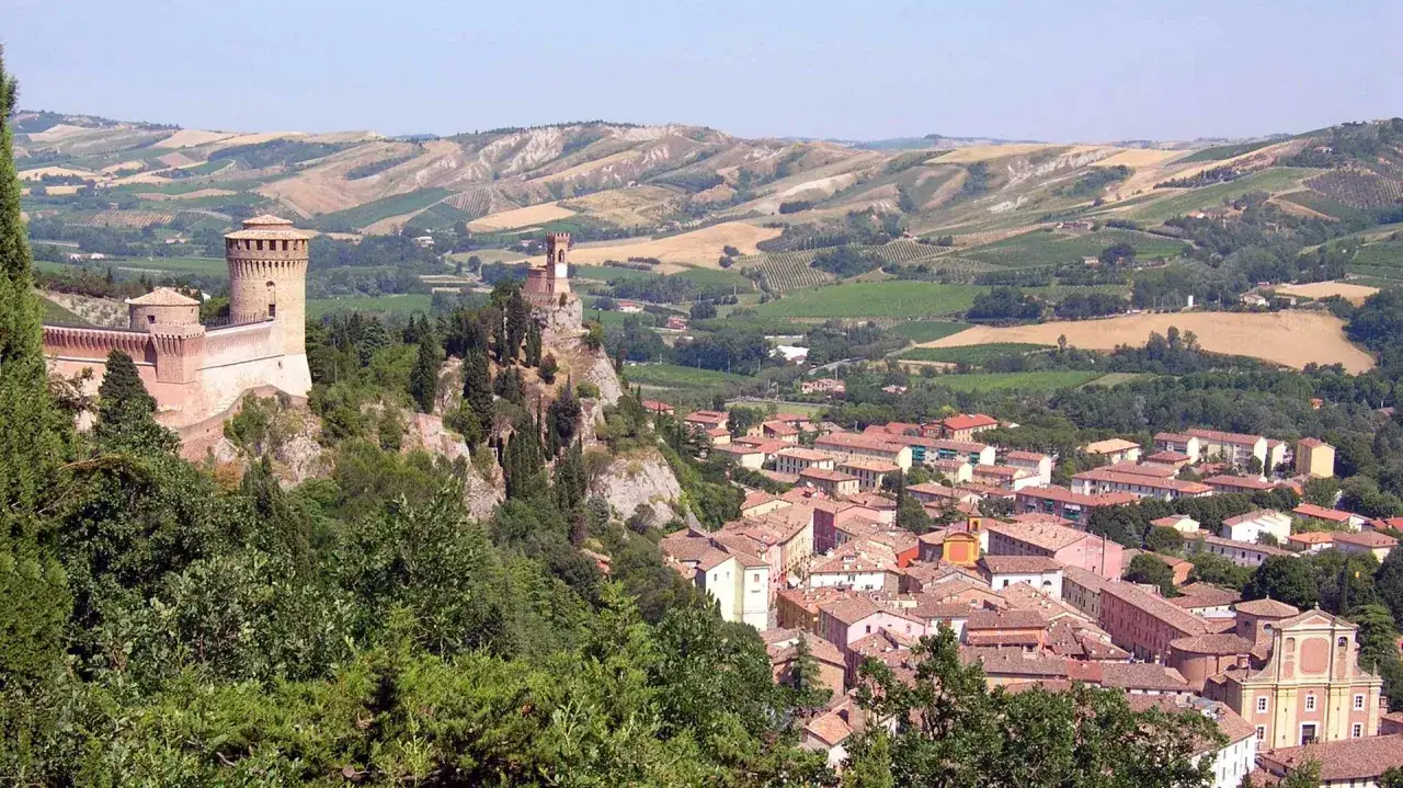 Panoramica di Brisighella con la Rocca Manfrediana e il borgo. La via degli asini brisighella &egrave; un percorso suggestivo tra colline verdi.