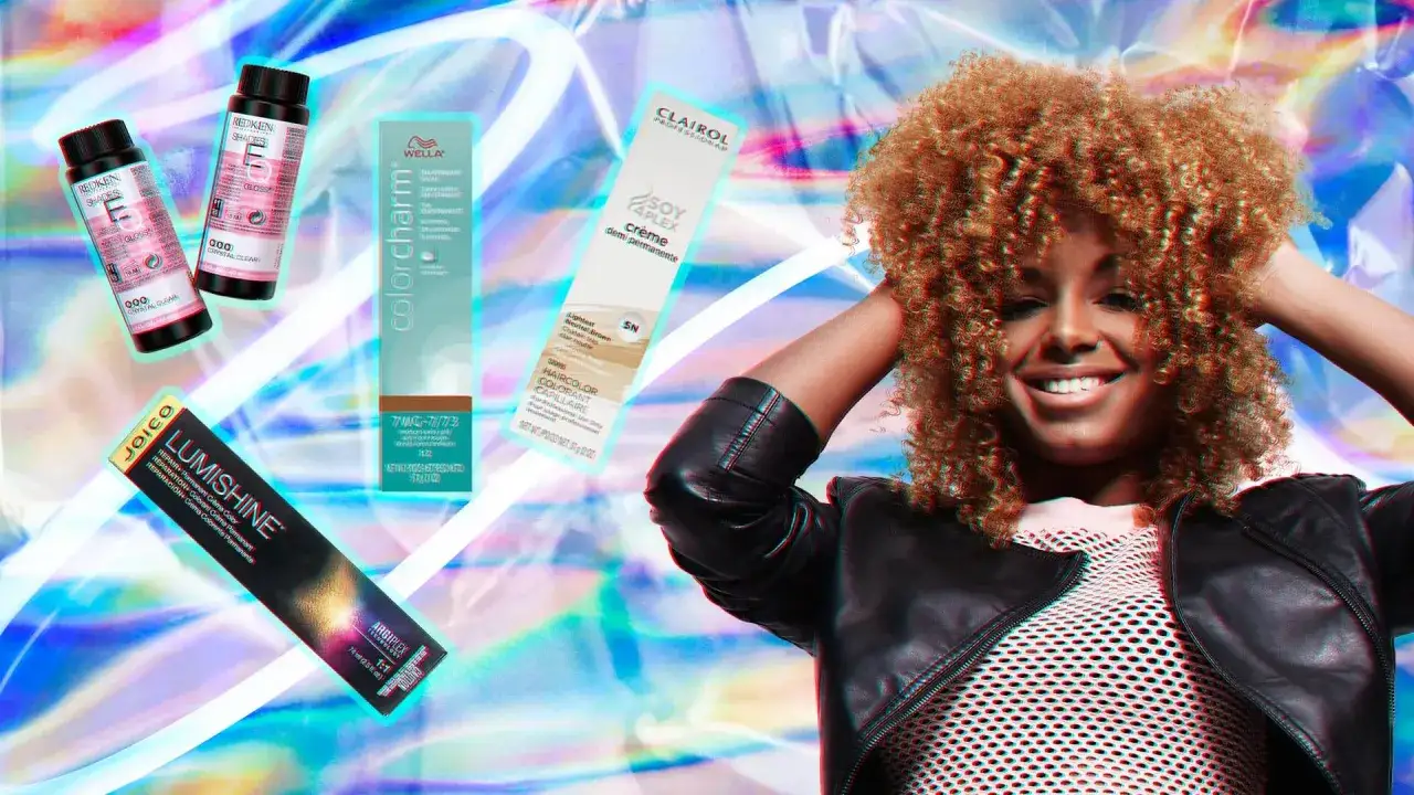 Mujer sonriente con cabello rizado y productos de coloraci&oacute;n semipermanente.