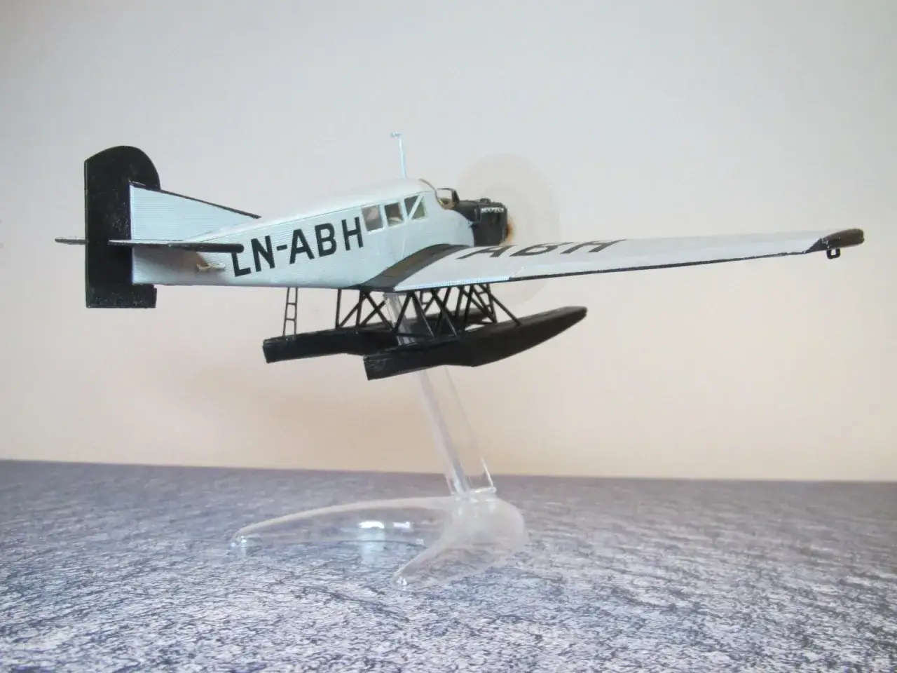 Modell eines Wasserflugzeugs mit dem Kennzeichen LN-ABH. Der rechtsdrehende Propeller ist im Flug zu sehen.